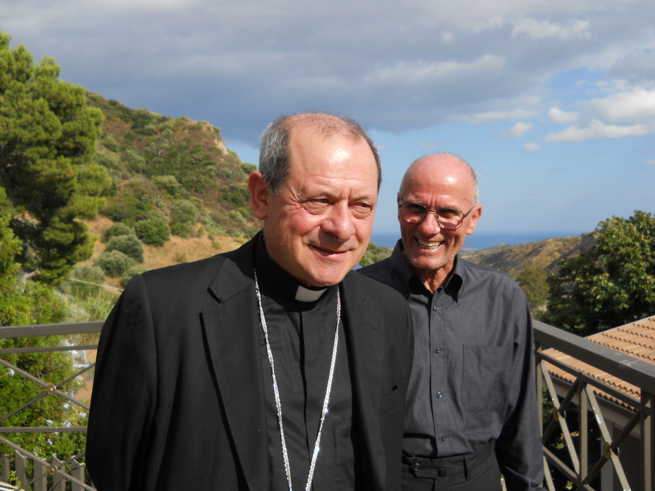 Mons.Francesco Oliva in visita allo Scoglio